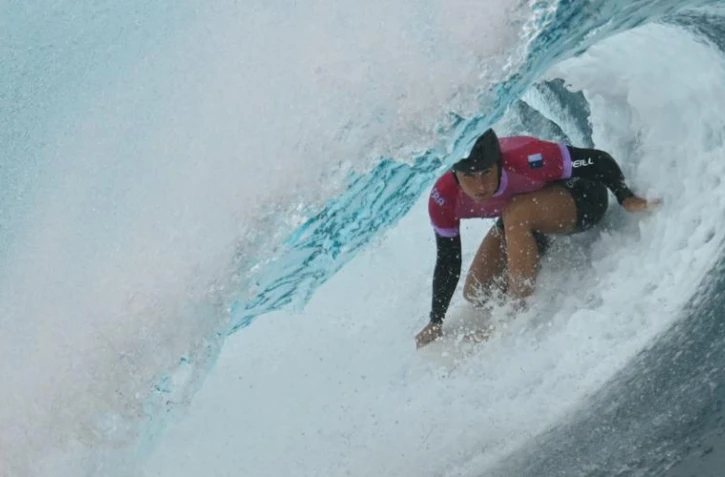 JO-2024 : la Réunionnaise Johanne Defay décroche le bronze en surf à Teahupoo