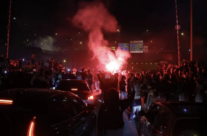 Les supporters du PSG à la sortie du Parc des Prince après la victoire de leur équipe contre Arsenal. (GEOFFROY VAN DER HASSELT / AFP)
