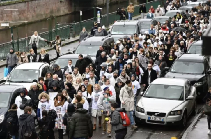 Marche blanche en hommage à Lucas, un adolescent de 13 ans dont le suicide début janvier a suscité une vive émotion, le 5 février 2023 à Epinal dans les Vosges ( AFP / Jean-Christophe Verhaegen )