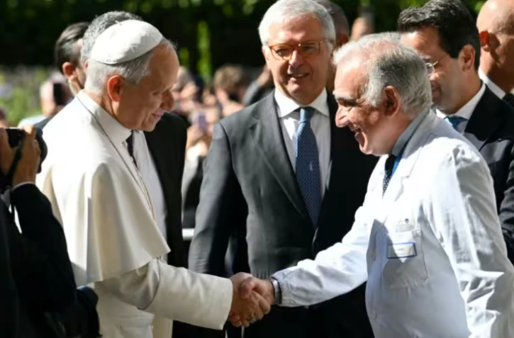 Le pape Léon XIV est accueilli par le directeur sanitaire Andrea Cambieri à son arrivée à l'hôpital universitaire Gemelli, à Rome, le 13 octobre 2026, pour une opération du poumon ( AFP / Alberto PIZZOLI )