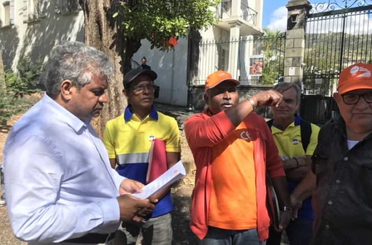 Jean-Hugues Ratenon soutient les saisonniers agricoles
