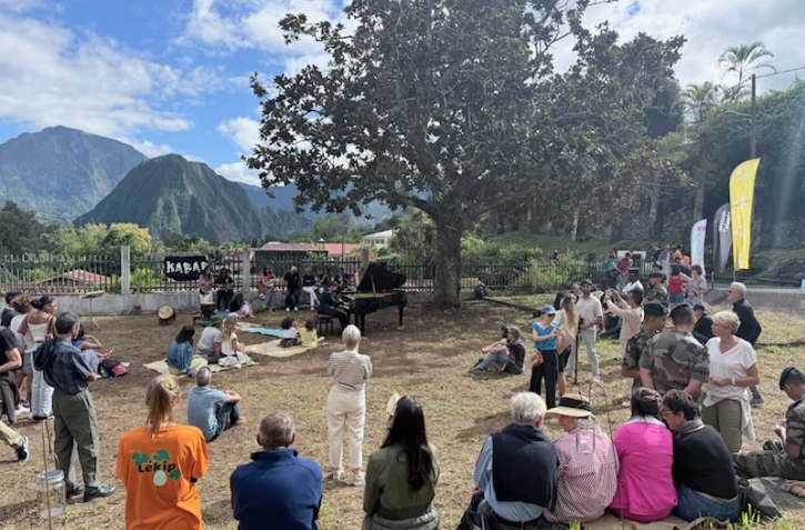 Le festival Arléo a démarré ce week-end du 8 au 10 mai 2026 à Salazie avec une première journée chargée d’émotion. L’ouverture officielle a été marquée par une intervention symbolique de la 3ᵉ compagnie du RSMA, devant les anciens locaux du RSMA. 