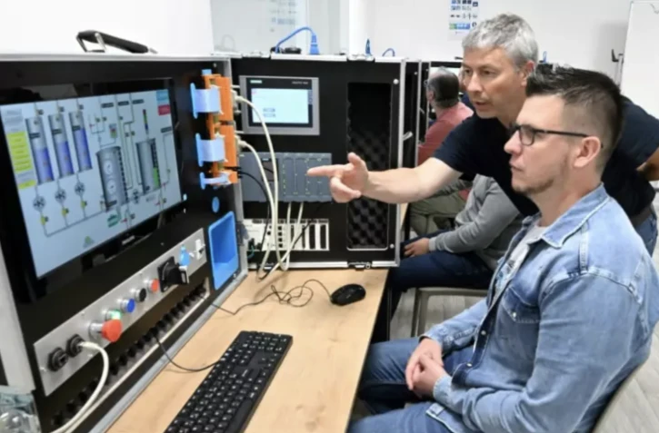 Des employés de Stellantis sur le site de production de batteries de Douvrin, dans le Pas-de-Calais le 10 mai 2023 ( AFP / FRANCOIS LO PRESTI )