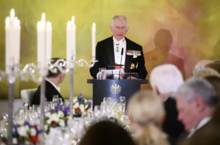 Le roi Charles III s'adresse aux invités d'un dîner donné en son honneur par le président allemand Frank-Walter Steinmeier au château de Bellevue, le 29 mars 2023 à Berlin ( POOL / Bernd von Jutrczenka )