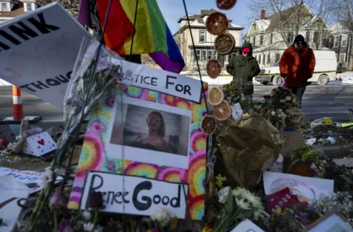 Un mémorial en hommage à Renee Good, abattue par des agents fédéraux de la police de l'immigration, le 26 janvier 2026 à Minneapolis, dans le Minnesota ( AFP / ROBERTO SCHMIDT )