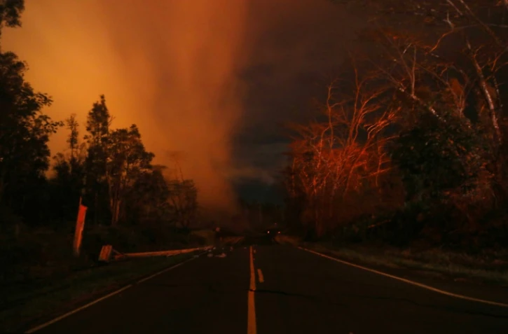 La lave sortant d'une fissure près du volcan Kilauea illumine la nuit hawaïenne, le 16 mai 2018