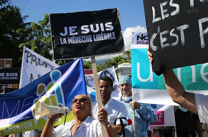 Un défilé mortuaire et musical contre le projet de loi santé