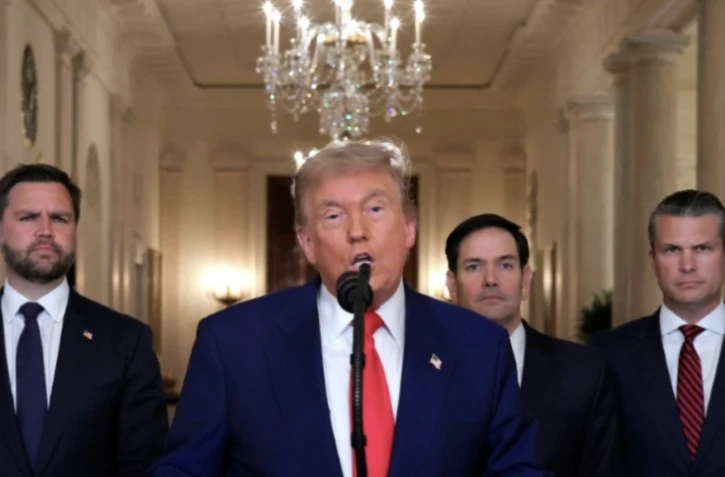 Donald Trump lors d'une allocution à la nation le 21 juin 2025 à Washington DC, avec, de gauche à droite: JD Vance, Marco Rubio, Pete Hegseth ( POOL / CARLOS BARRIA )