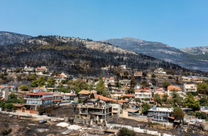 Vue aérienne des collines de Fyli ravagées par des incendies dans la région de Acharnes, au nord d'Athènes, le 24 août 2023