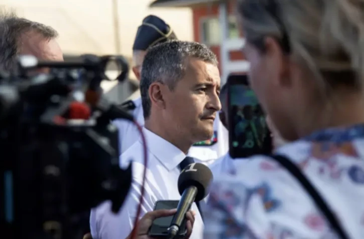 Le ministre de l'Intérieur Gérald Darmanin (c) en visite à Mayotte, le 24 juin 2023 ( AFP / Chafion MADI )