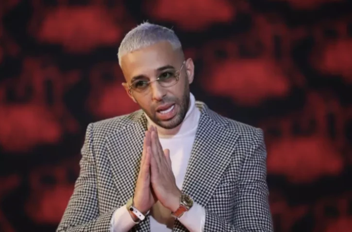 Le rappeur français Nabil Arlabelek alias "Naps" pose sur le tapis rouge avant la 23e cérémonie des NRJ Music Awards au Palais des Festivals de Cannes, le 20 novembre 2021 ( AFP / Valery HACHE )