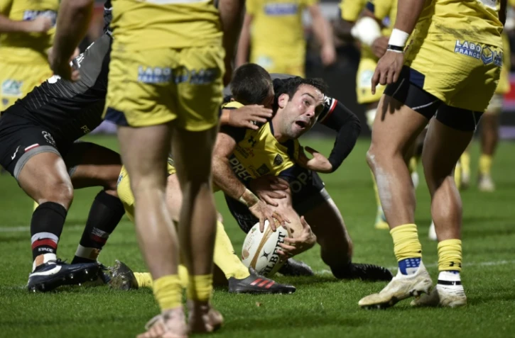Le Clermontois Morgan Parra (C) lors du match nul 20-20 entre son équipe et le Stade Toulousien, le 23 décembre 2018, au stade Michelin de Clermont-Ferrand