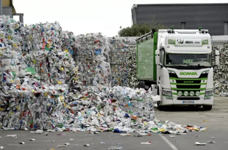 Des déchets plastiques dans un centre de traitement, à Vert-Le-Grand (Essonne), le 24 octobre 2022 ( AFP / Emmanuel DUNAND )