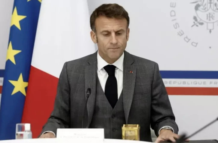 Le président Emmanuel Macron, le 20 octobre 2023, pendant une visioconférence à l'Elysée avec les familles des otages français détenus à Gaza ( POOL / BENOIT TESSIER )