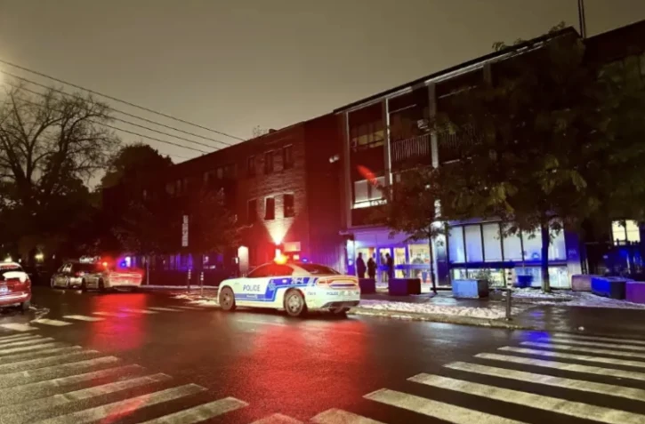 La police près d'une des deux écoles visées jeudi par des tirs à Montréal, au Canada, le 9 novembre 2023 ( AFP / Mathiew LEISER )