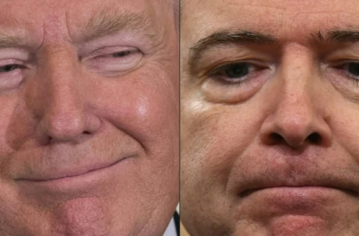 Donald Trump (g) continuait lundi à chercher un nouveau directeur du FBI après le limogeage la semaine dernière de James Comey (d).