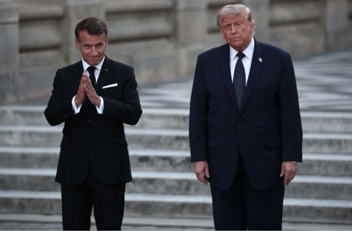 Le temps est de moins en moins aux sourires entre Emmanuel Macron et Donald Trump . (Photo by Guillaume BAPTISTE / AFP)