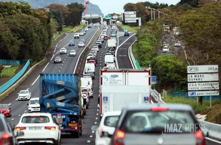 embouteillages Est vers saint-denis, le chef-lieu 