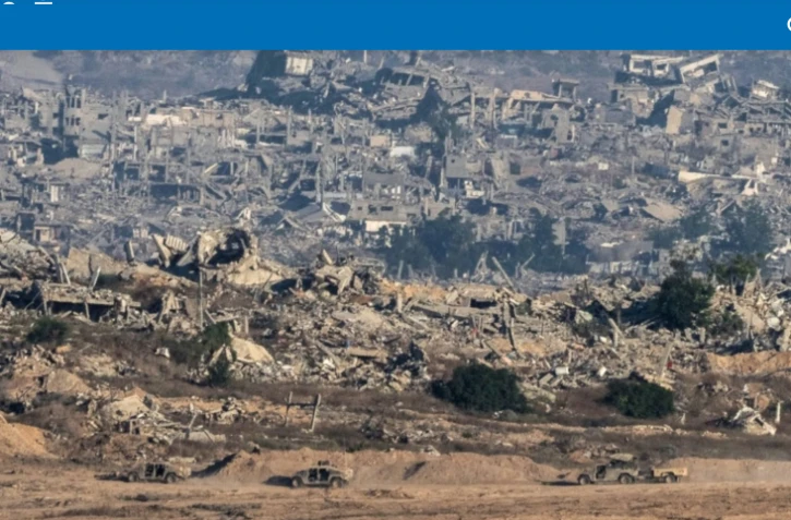 Une photo prise depuis le sud d'Israël montre des véhicules militaires israéliens et les destructions dans la bande de Gaza voisine, le 6 juillet 2025 ( AFP / Maya Levin )