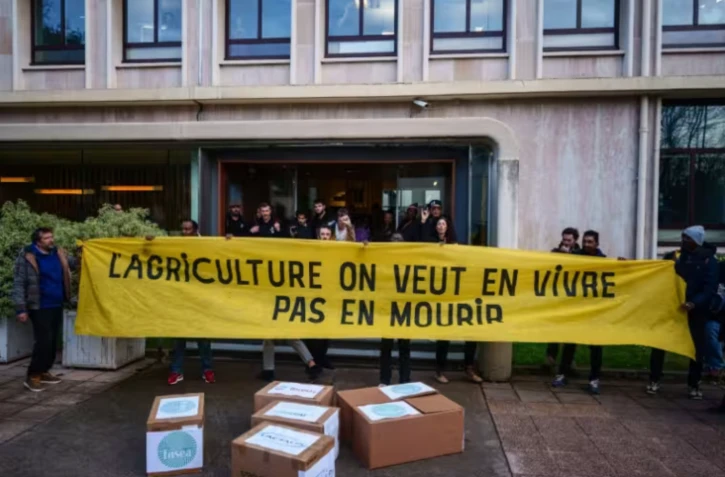 Manifestation à l'appel du syndicat des agriculteurs de la Confédération Paysanne contre l'accord commercial UE-Mercosur devant le ministère de l'Agriculture à Paris, le 14 janvier 2026 ( AFP / Dimitar DILKOFF )