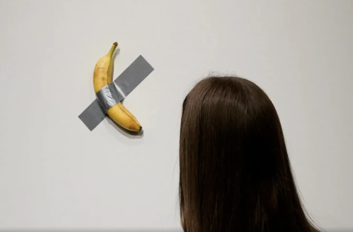 «Comedian», la banane adhésive de l’artiste italien Maurizio Cattelan, lors d’une présentation à la presse chez Sotheby’s à New York, le 25 octobre 2024.