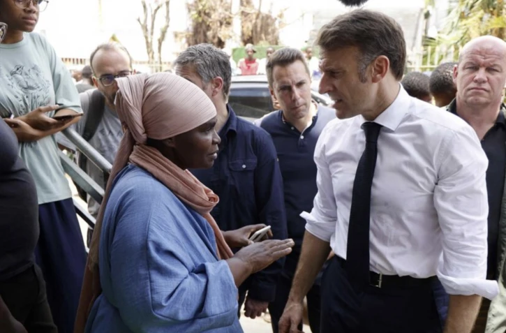Jeudi 19 décembre, en déplacement sur l'archipel, Emmanuel Macron a annoncé une journée de « deuil national, lundi 23 décembre », pour rendre hommage aux victimes du cyclone Chido à Mayotte. LUDOVIC MARIN / POOL / AFP