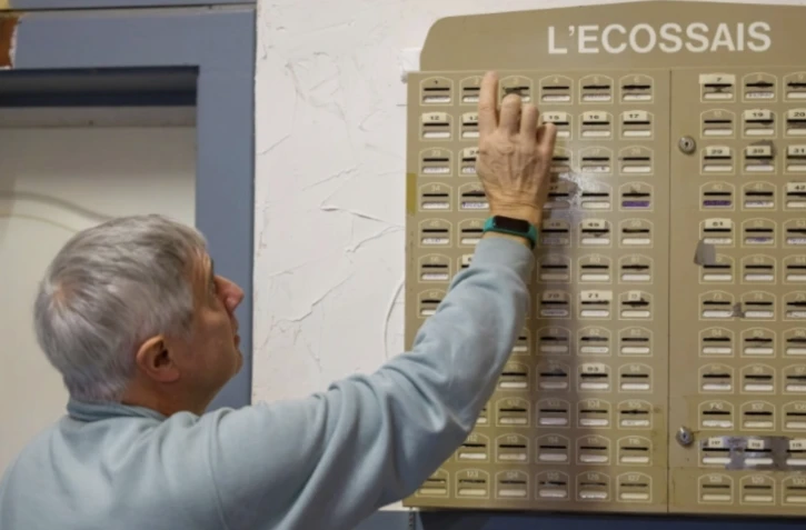 Un utilisateur dépose de l'argent dans sa boîte du club d'épargne "L'Ecossais", à Algrange, le 7 décembre 2024 en Moselle ( AFP / Jean-Christophe VERHAEGEN )