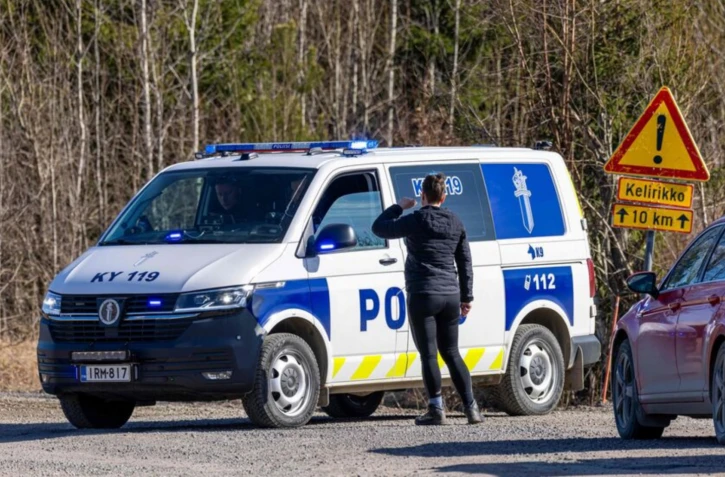 Un homme de 27 ans a été inculpé pour violences sexuelles sur 361 enfants de 9 à 15 ans en Finlande. Ici, une voiture de police finlandaise. (Illustration) AFP/Sasu Jaernstedt