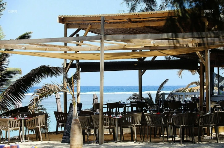 Manifestation contre les paillotes de plage KURR