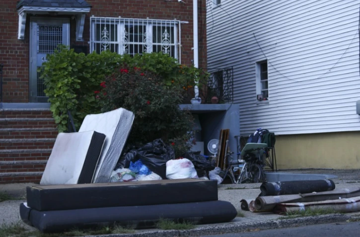 Des matelas et des tapis à l'extérieur d'un sous-sol new-yorkais après les inondations, le 3 septembre 2021