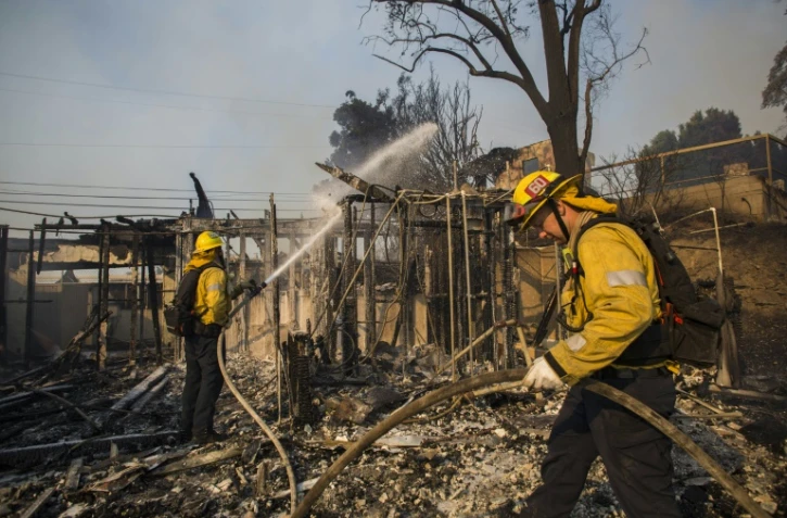 Des pompiers déployés dans le nord de Los Angeles pour combattre le Getty Fire, un incendie qui s'est déclaré le 28 octobre 2019 dans les quartiers chics de la ville