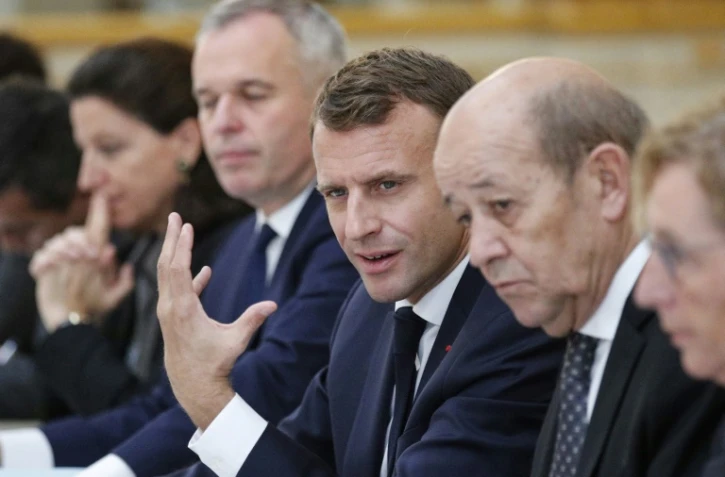 Le président de la République Emmanuel Macron (C) préside le conseil des ministres, le 17 octobre 2018 à Paris