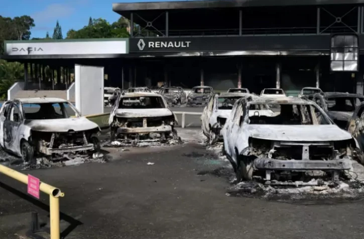 Des gendarmes positionnés dans un quartier de Nouméa, le 14 mai 2024 en Nouvelle-Calédonie ( AFP / Theo Rouby )