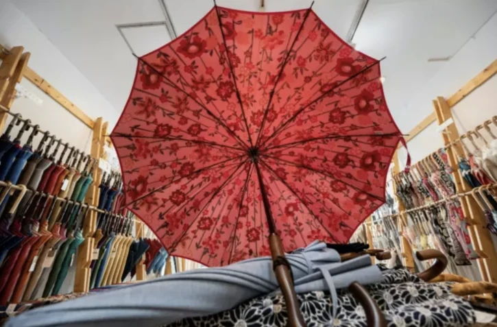 Des parapluies dans l'atelier-boutique Komiya Shoten, le 3 août 2023 à Tokyo ( AFP / Richard A. Brooks )