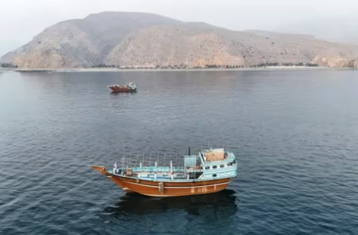 Des bateaux au mouillage au large de la péninsulede Musandam, près du détroit d'Ormuz, le 27 juin 2026 à Oman ( AFP / - )