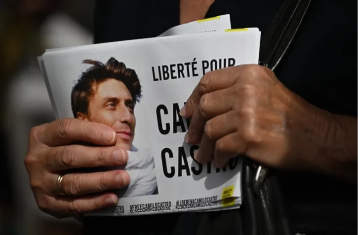 Un tract sur lequel on peut lire « Liberté pour Camilo Castro » lors d’un rassemblement avec des militants d’Amnesty International et sa famille pour protester contre sa détention au Venezuela, à Toulouse, le 20 septembre 2025. LIONEL BONAVENTURE / AFP