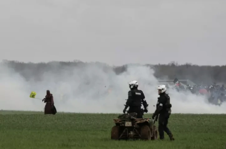 Affrontements entre manifestants et forces de l'ordre, le 25 mars 2023 à Sainte-Soline, dans les Deux-Sèvres ( AFP / THIBAUD MORITZ )