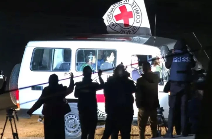 Un véhicule du CICR transportant des otages libérés par le Hamas traverse la frontière entre Gaza et l'Egypte à Rafah, le 25 novembre 2023