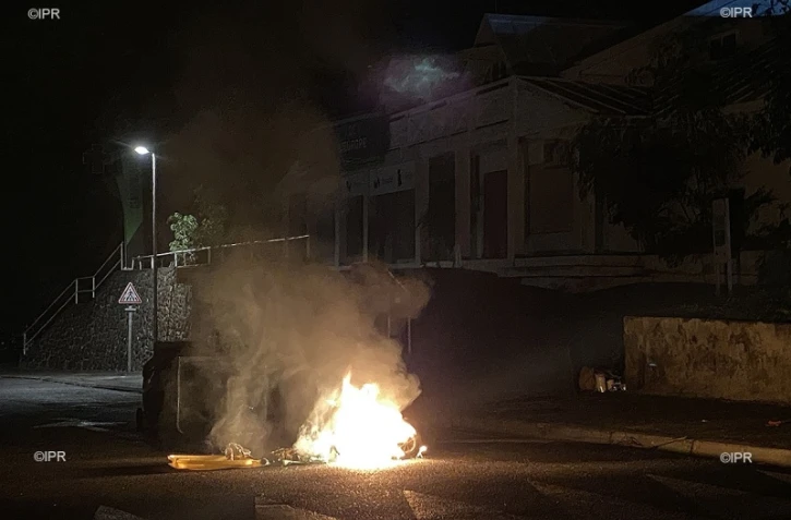 Contre le couvr-feu : des feux de poubelles à La Possession