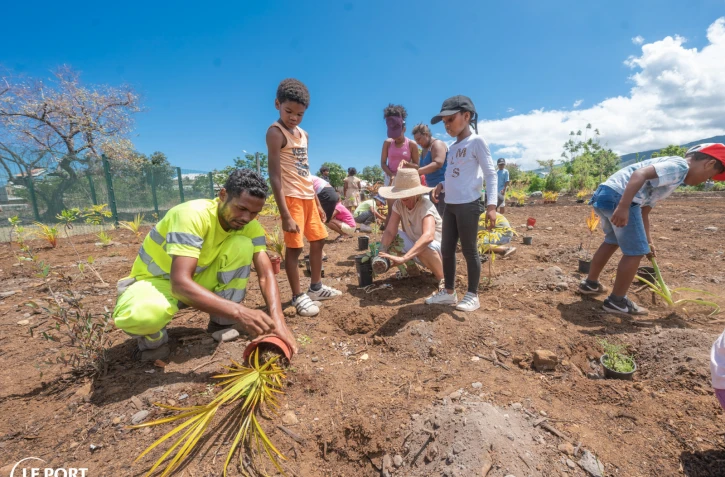 Rivière des Galets : 120 enfants participent à la création d’une mini forêt sur les berges