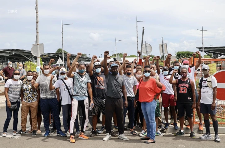 Manifestation pour la fermeture de l'aéroport, les forces de l'ordre sur place