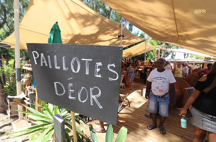 Manifestation contre les paillotes de plage KURR