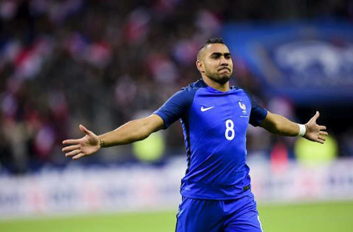 L\'attaquant des Bleus Olivier Giroud, buteur contre le Cameroun, remercie son passeur Paul Pogba, le 30 mai 2016 à La Beaujoire