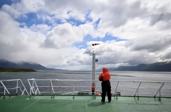 Des membres de la marine colombienne préparent le navire de recherche "ARC Simon Bolivar" à Puerto Williams, au sud du Chili, le 9 janvier 2024 ( AFP / JUAN BARRETO )