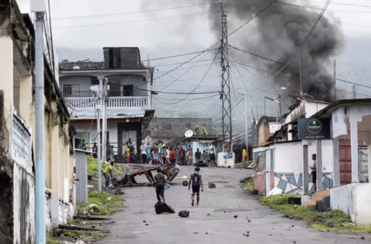 Débris sur une route lors d'une manifestation de l'opposition à Moroni le 17 janvier 2024 suite à l'annonce de la victoire de Azali Assoumani à l’élection présidentielle. OLYMPIA DE MAISMONT / AFP