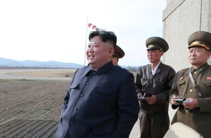 Image publiée le 17 avril 2019 par l'agence d'Etat nord-coréenne KCNA montrant le leader Kim Jong Un assistant à un exercice aérien