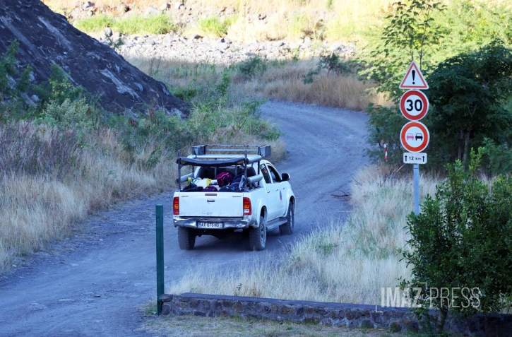 4X4 taxi mafate sur la piste de la rivière des galets 