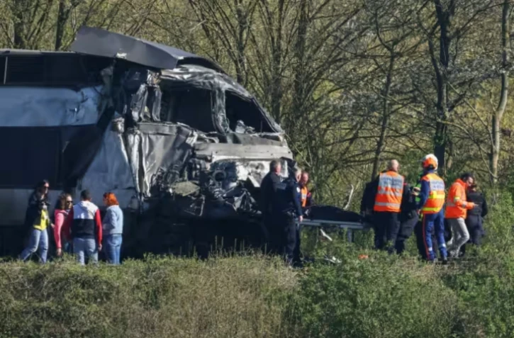 Des pompiers et policiers sur le site d'une collision entre un TGV et un camion à un passage à niveau à Bully-les-Mines, entre Béthune et Lens, le 7 avril 2026 dans le Pas-de-Calais ( AFP / Sameer AL-DOUMY )