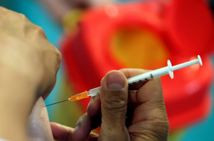 Une personne âgée reçoit sa 3e dose de vaccin contre le Covid-19 le 13 septembre 2021 à Paris