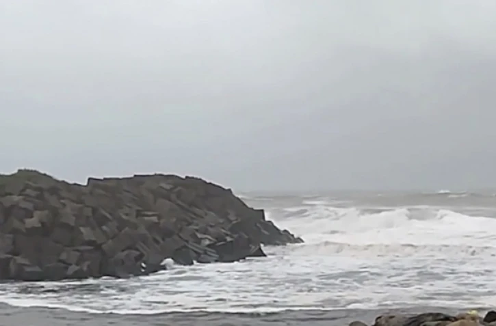 Cyclone Batsirai : le calme de l'intérieur du Port de Sainte-Marie